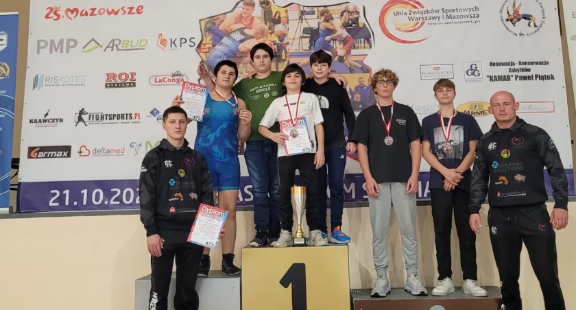 Zdjęcie zawodników KS Wschód stojących na podium/ KS Wschód