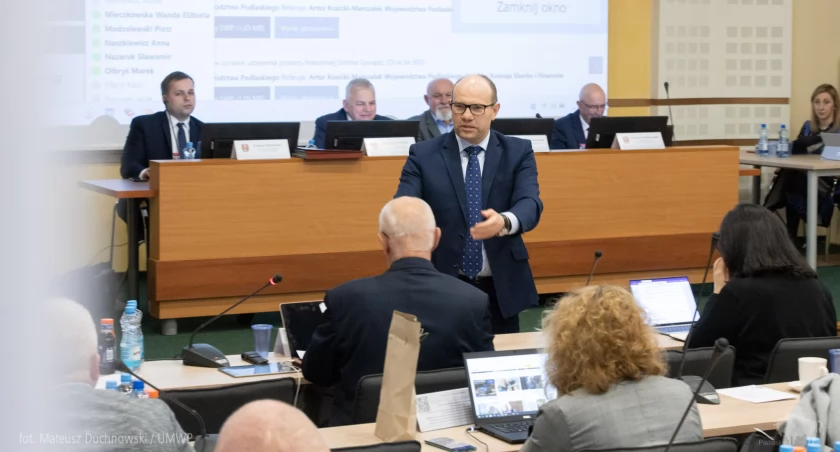 Zdjęcie marszałka Artura Kosickiego podczas posiedzenia Sejmiku Województwa Podlaskiego/ podlaskie.eu