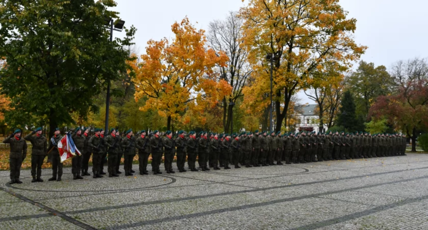 Zdjęcie żołnierzy z 14 Pułku Przeciwpancernego w Suwałkach składających przysięgę/ UM Suwałki