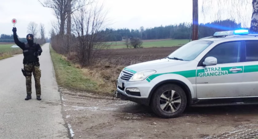 Zdjęcie strażnika granicznego zatrzymującego pojazd/ Twitter.com Straż Graniczna