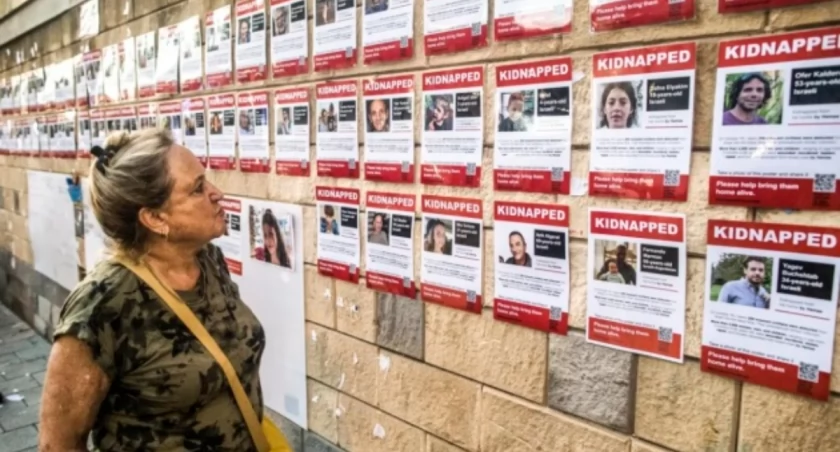 Zdjęcie kobiety patrzącej na ogłoszenia o zaginionych/ Twitter.com Ukrinform