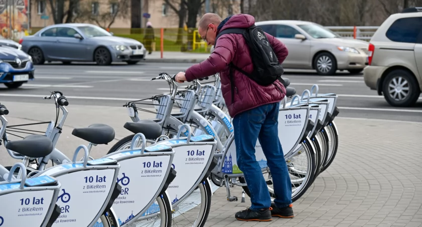 Zdjęcie mężczyzny przy stacji rowerów BiKeR/ bialystok.pl