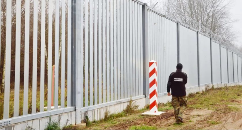 Zdjęcie strażnika granicznego przy zaporze na granicy polsko - białoruskiej/ Twitter.com Straż Graniczna