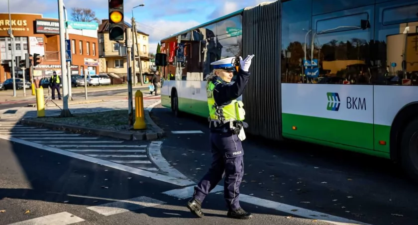 Policjantka kierująca ruchem / Foto: KWP w Białymstoku