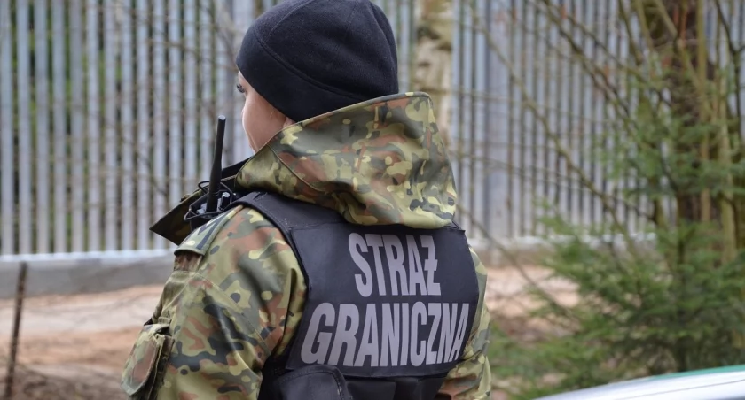 Zdjęcie strażniczki granicznej pod zaporą na granicy polsko - białoruskiej/ Twitter.com Straż Graniczna