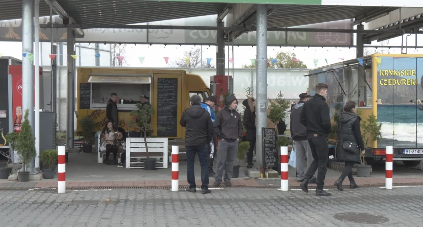 Zdjęcie foodtrucków i konsumentów na Giełdzie Rolno - Towarowej w Białymstoku/ DDB