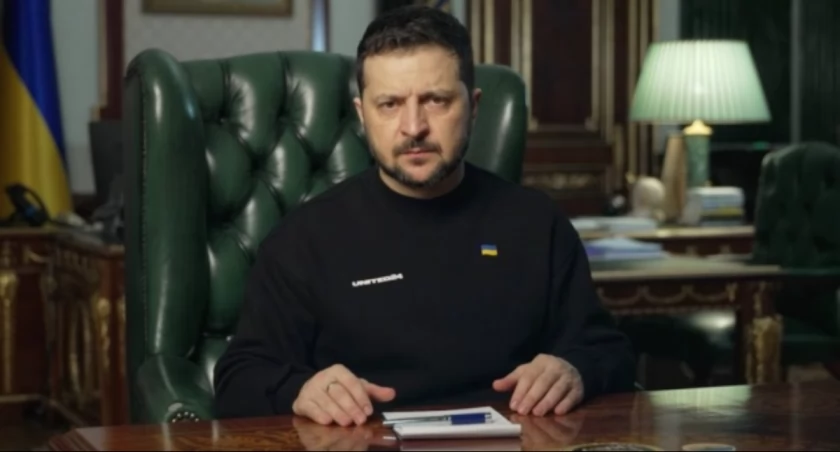 Zdjęcie Wołodymyra Zełenskiego siedzącego przy biurku/ Twitter.com Ukrinform