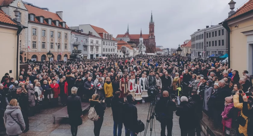 Zdjęcie ze wspólnego śpiewania Hymnu Narodowego na Rynku Kościuszki/ PIK