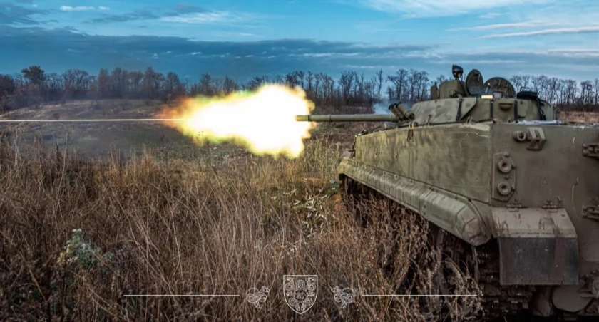 Zdjęcie wozu bojowego oddającego strzał/ Twitter.com Defense of Ukraine