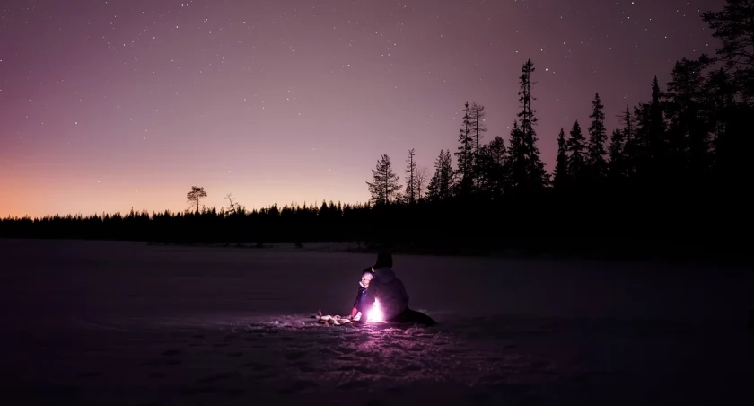 Zdjęcie osób siedzących przy ognisku w Finlandii/ Pixabay.com