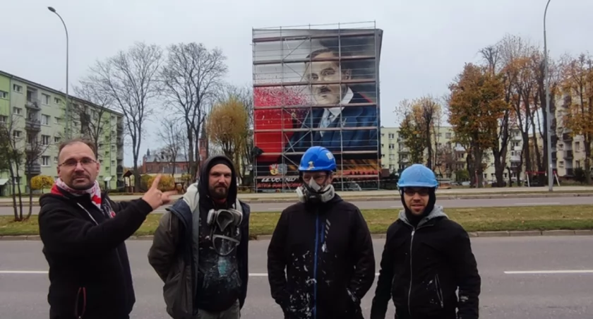 Zdjęcie muralu z wizerunkiem Romana Dmowskiego