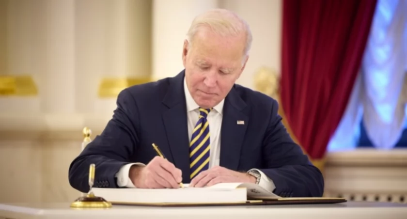 Zdjęcie prezydenta USA Joe Bidena podpisującego dokumenty/ Twitter.com Ukrinform