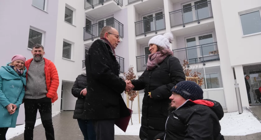 Zdjęcie Zbigniewa Nikitorowicza z mieszkańcami Białegostoku przed blokiem komunalnym/ bialystok.pl