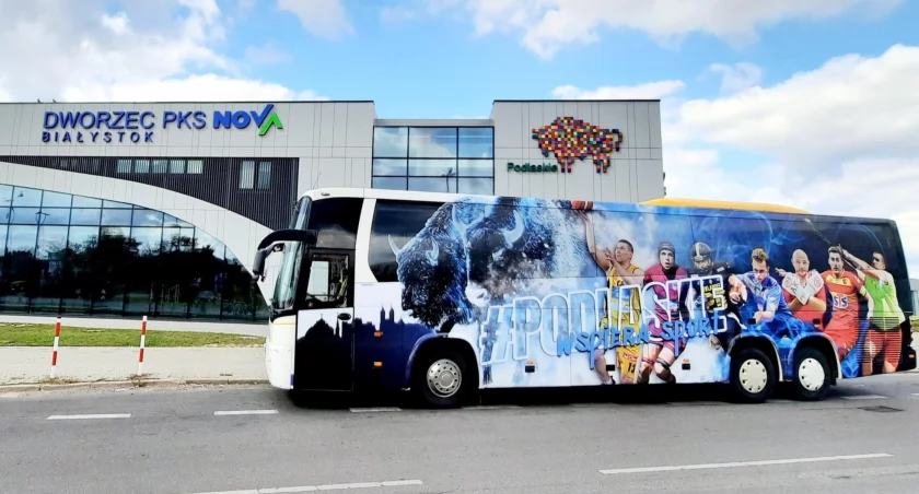 Zdjęcie budynku dworca PKS w Białymstoku i autobusu/ Twitter.com PKS Nova