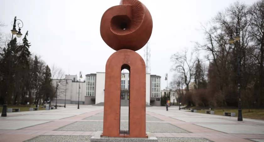 Zdjęcie rzeźby i za nią budynku Teatru Dramatycznego/ DDB