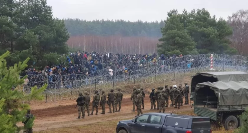 Zdjęcie nielegalnych migrantów pod polską granicą/ Twitter.com Straż Graniczna
