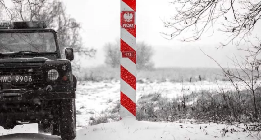 Zdjęcie pojazdu Straży Granicznej pod granicą z Białorusią/ Twitter.com Straż Graniczna