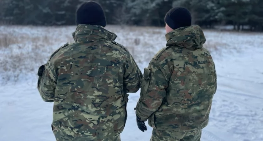 Zdjęcie strażników granicznych podczas patrolu granicy polsko - białoruskiej/ Twitter.com Straż Graniczna