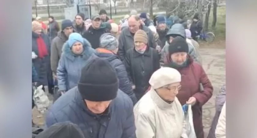 Zdjęcie ludzi stojących w kolejce po talerz owsianki/ zrzut ekranu z Telegram.org