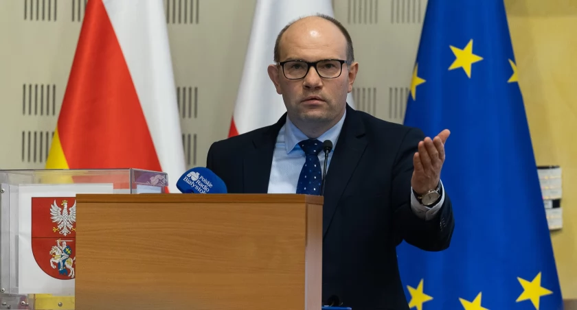 Zdjęcie marszałka Artura Kosickiego na mównicy w Sejmiku Województwa Podlaskiego/ podlaskie.eu
