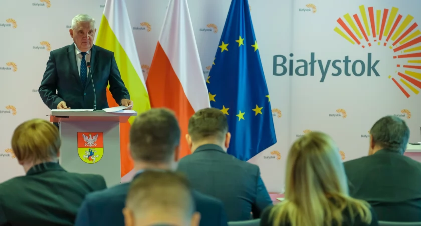 Zdjęcie Tadeusza Truskolaskiego na mównicy/ bialystok.pl