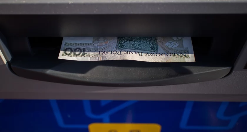 Zdjęcie banknotu 100 zł w bankomacie/ Pixabay.com