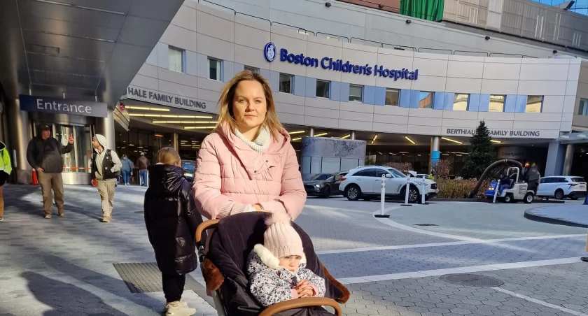 Zdjęcie Oli z mamą przed kliniką w Stanach Zjednoczonych