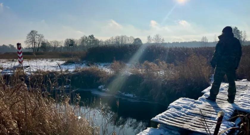 Polski strażnik graniczny nad rzeką Leśna Prawa / Foto: SG