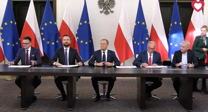 Zdjęcie polityków.. Od lewej: Szymon Hołownia, Władysław Kosiniak-Kamysz, Donald Tusk, Włodzimierz Czarzasty, Robert Biedroń/ kadr z filmu z kanału YouTube Donalda Tuska