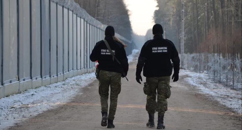 Zdjęcie strażników granicznych podczas patrolu granicy polsko - białoruskiej/ Twitter.com Straż Graniczna