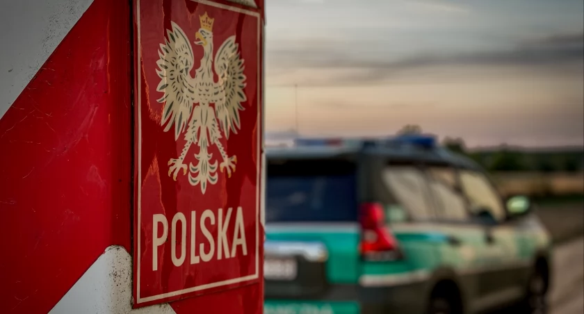 Zdjęcie słupka granicznego i pojazdu Straży Granicznej/ Twitter.com Straż Graniczna