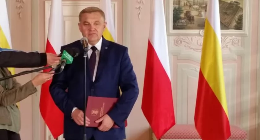 Zdjęcie Tadeusza Truskolaskiego na tle flag/ DDB