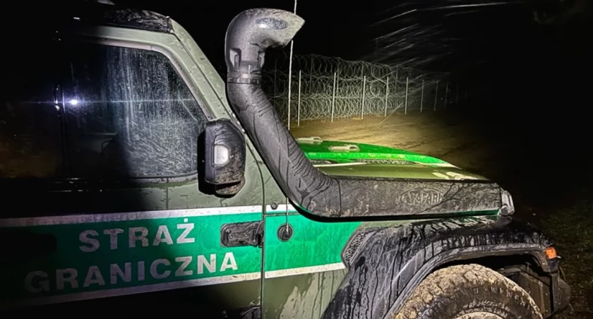 Zdjęcie pojazdu Straży Granicznej na granicy z Białorusią/ Twitter.com Straż Graniczna