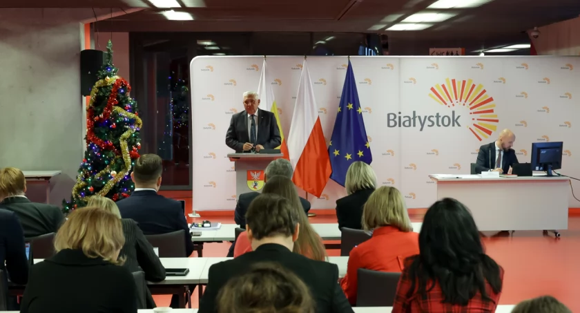 Zdjęcie Tadeusza Truskolaskiego na mównicy podczas sesji Rady Miasta Białegostoku/ bialystok.pl