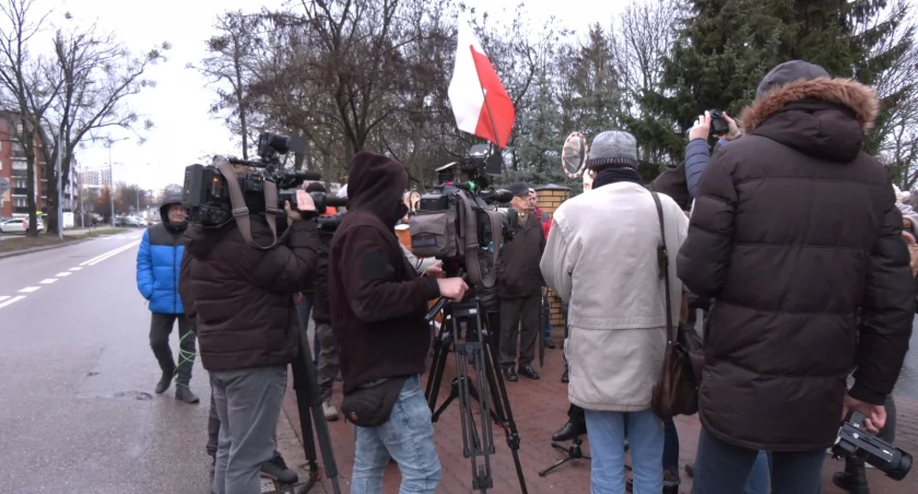Zdjęcie z protestu przed oddziałem TVP w Białymstoku / Foto: DDB
