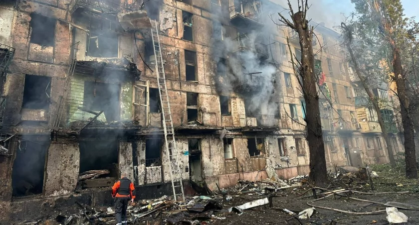 Zdjęcie zniszczonego bloku na Ukrainie/ Twitter.com Defense of Ukraine