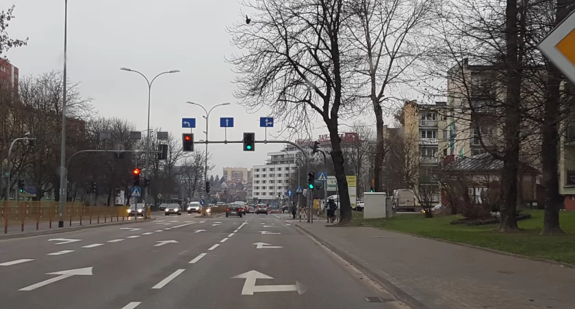 Zdjęcie ulicy w Białymstoku w tle z sygnalizacją świetlną/ DDB