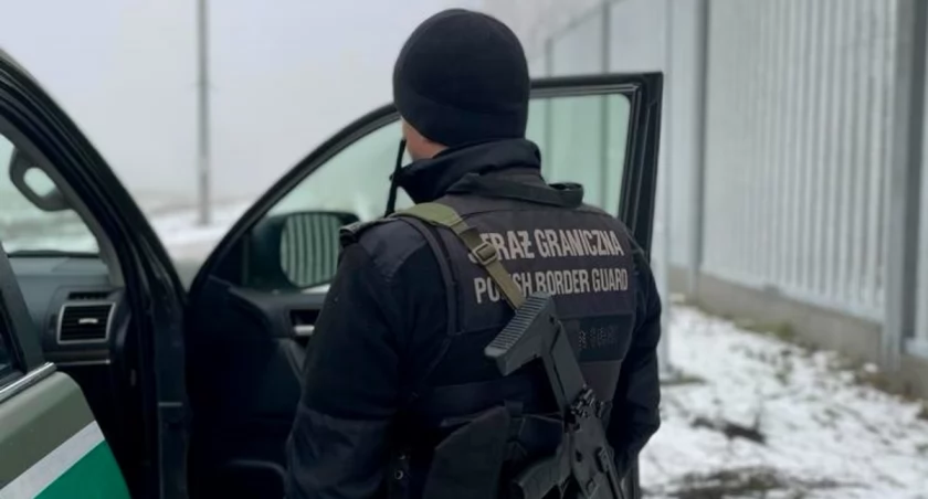 Zdjęcie strażnika granicznego przy samochodzie/ Twitter.com Straż Graniczna