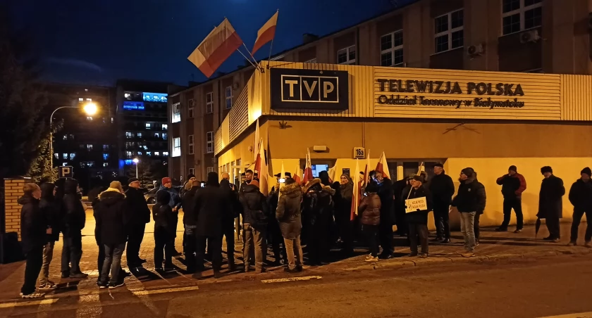 Zdjęcie osób protestujących pod budynkiem TVP3 Białystok/ DDB