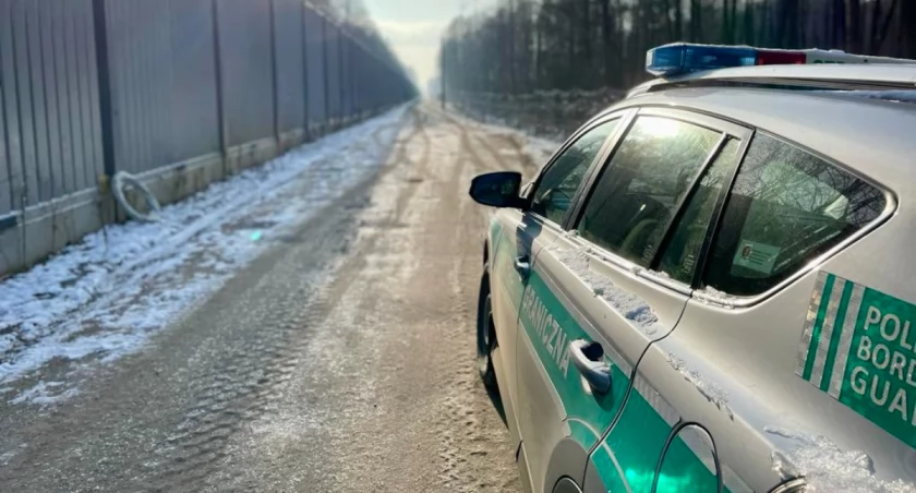 Zdjęcie pojazdu Straży Granicznej pod zaporą oddzielającą od Białorusi/ SG