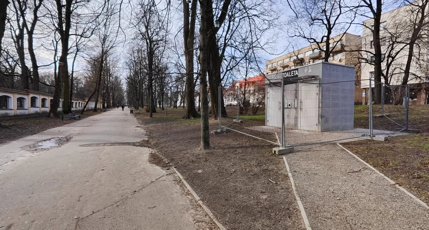 Zdjęcie szaletu miejskiego przy wejściu do Parku Planty/ DDB