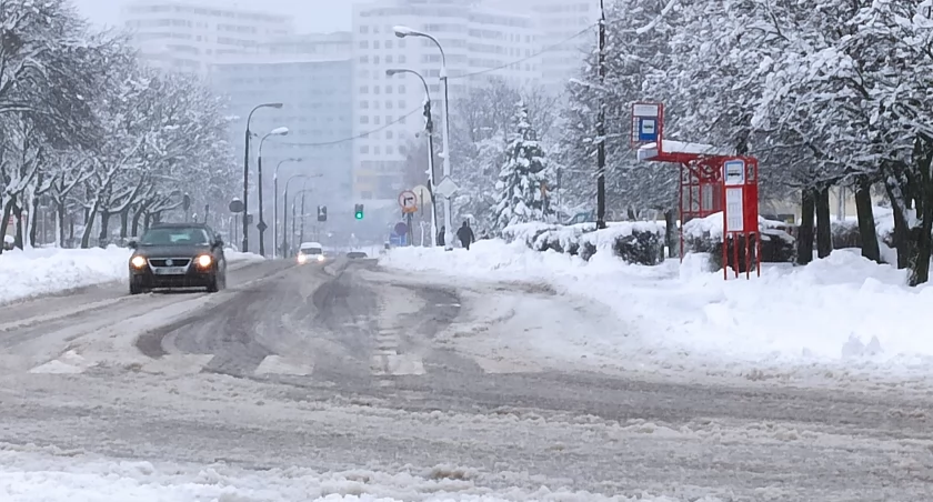 Zdjęcie samochodów na zaśnieżonej ulicy w Białymstoku/ DDB