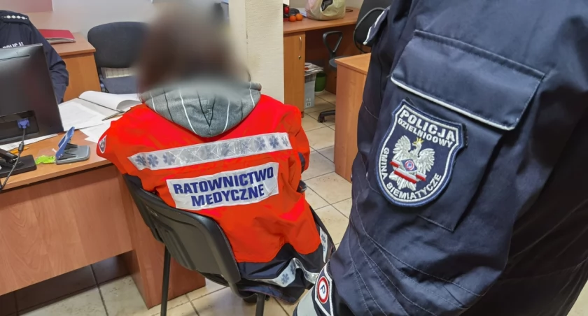 Zdjęcie zatrzymanej fałszywej ratowniczki medycznej na komisariacie/ podlaska.policja.gov.pl