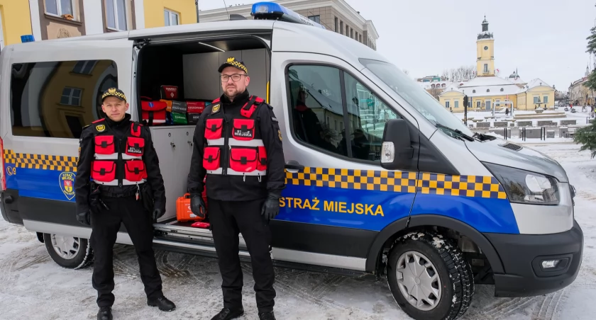 Strażnicy miejscy przy nowym pojeździe / Foto: UM w Białymstoku