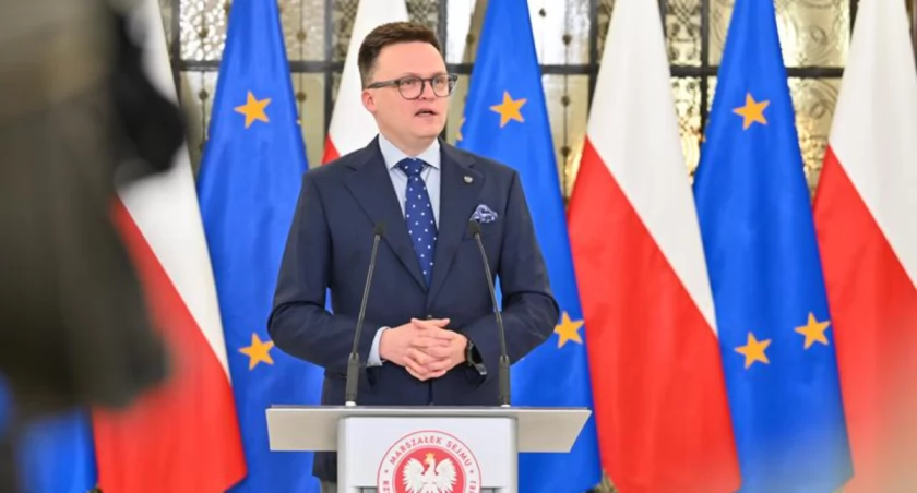 Zdjęcie Szymona Hołowni a konferencji prasowej w Sejmie/ Anna Strzyżak Kancelaria Sejmu