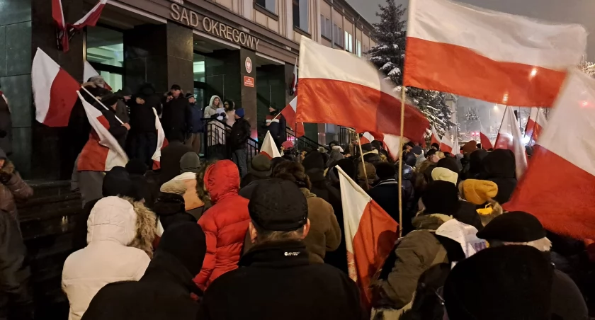 Zdjęcie protestujących pod budynkiem Sądu Okręgowego w Białymstoku/ Facebook Tomasz Madras