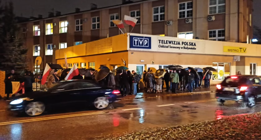 Zdjęcie protestujących pod siedzibą TVP3 Białystok/ DDB