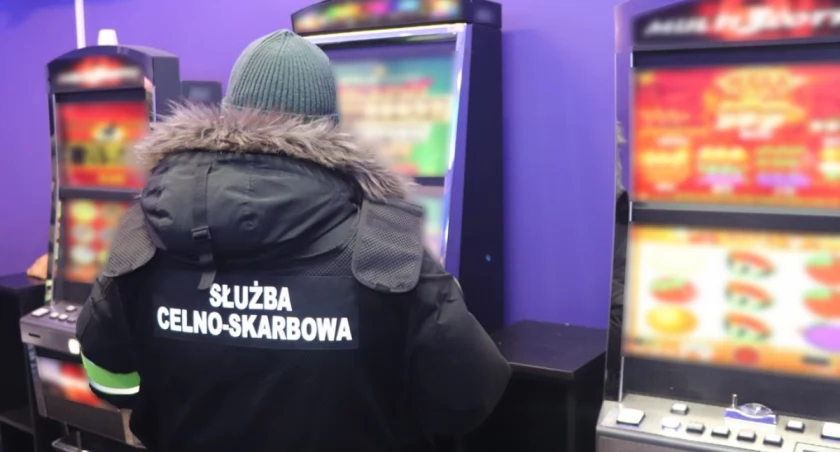 Zdjęcie funkcjonariusza KAS w lokalu, gdzie urządzano nielegalne gry hazardowe / Foto: KAS