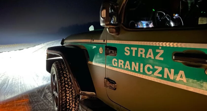 Zdjęcie pojazdu Straży Granicznej pod granicą z Białorusią/ Twitter.com Straż Graniczna