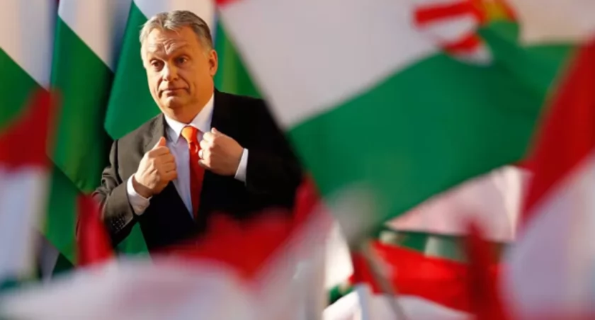 Zdjęćie Viktora Orbana na tle flag węgierskich/ Twitter.com Ukrinform